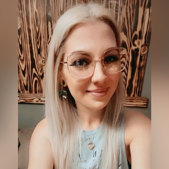 Meet your Posher, Rebecca - Picture 2 of 2